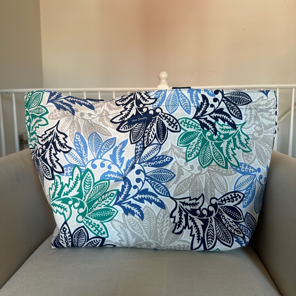 VERA BRADLEY Santiago Beach Tote with mesh drawstring closure